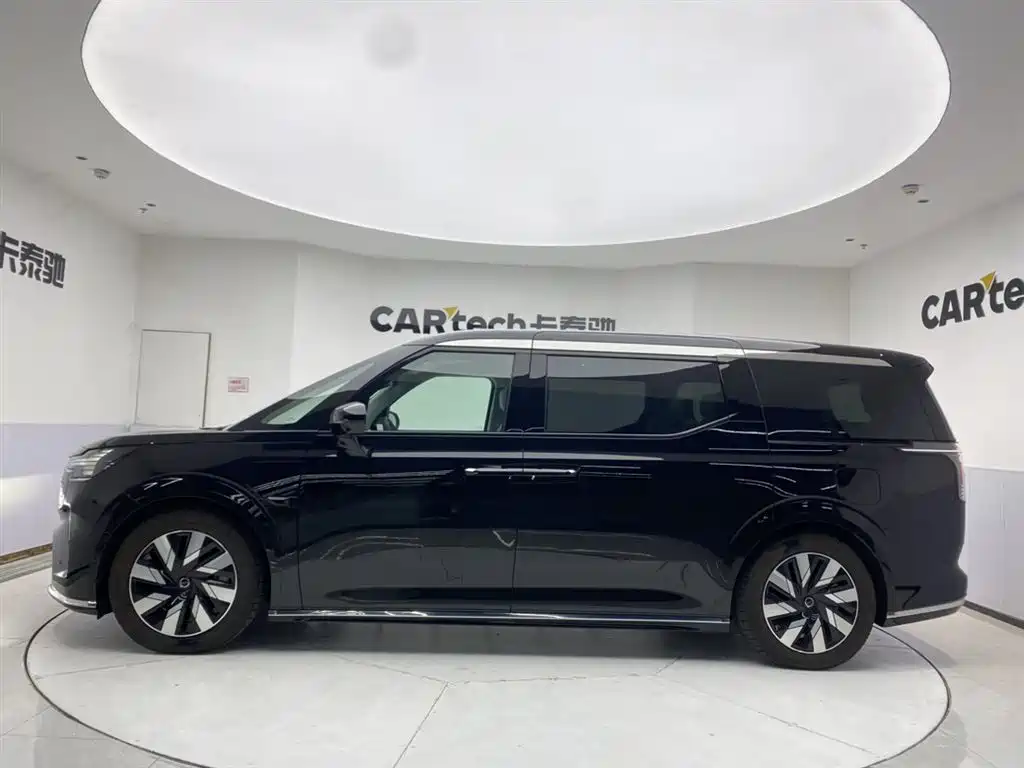Volvo EM90 2025 Ultra мест