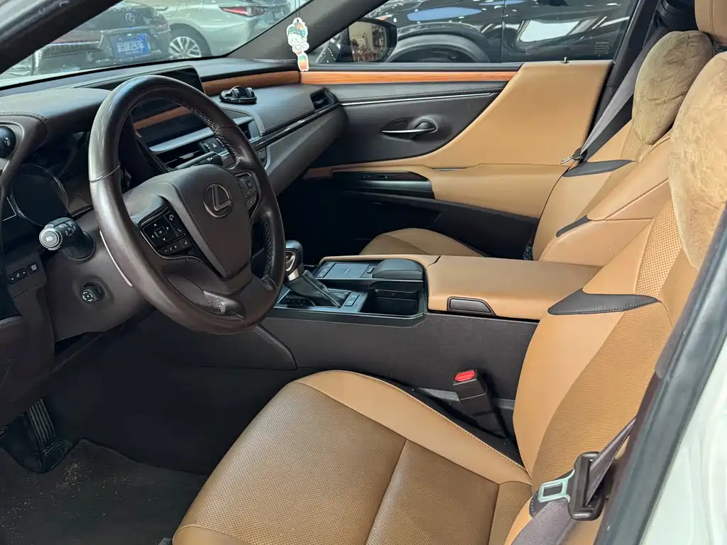 Lexus ES 2021 200
