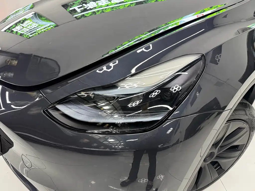 Tesla Model Y — миниатюра 9