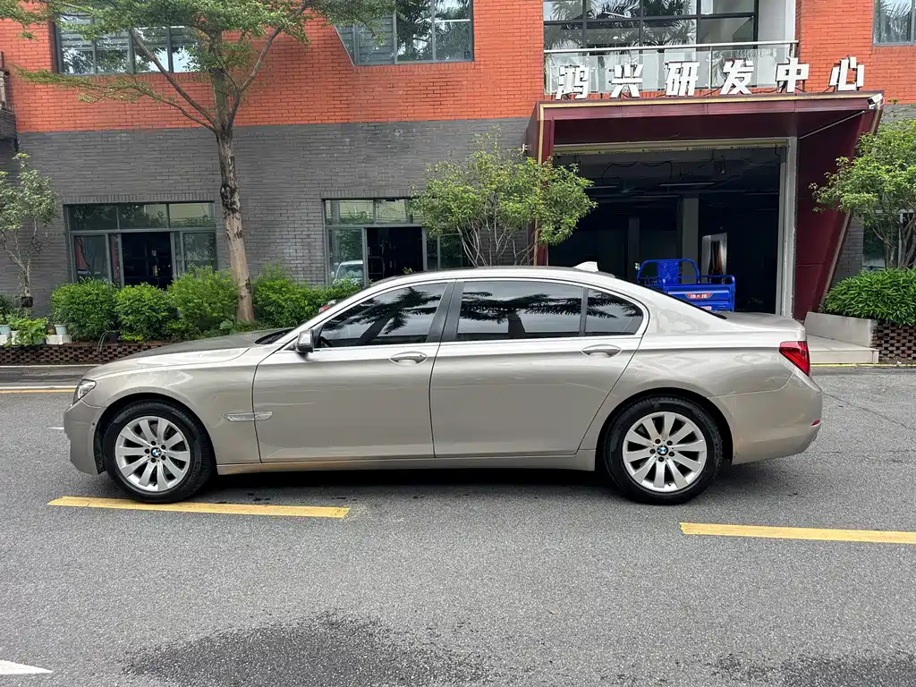 BMW 7 Series — миниатюра 9