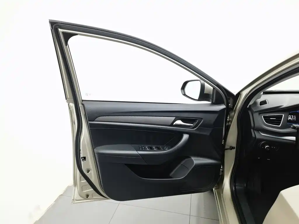 Roewe 360 — миниатюра 8