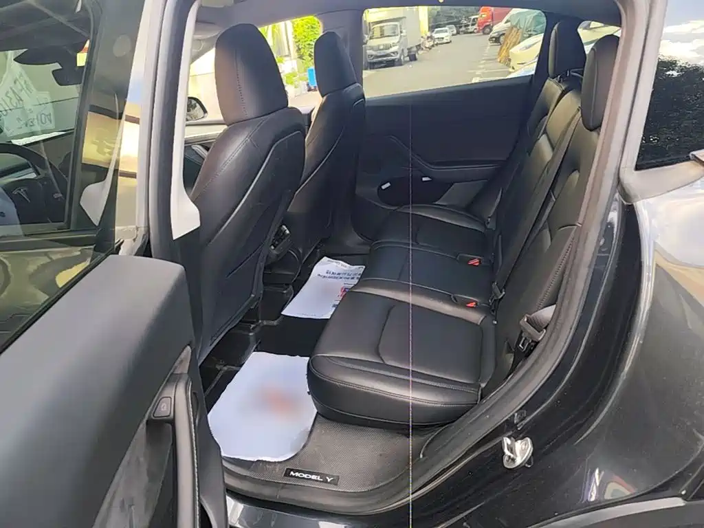 Tesla Model Y — миниатюра 17