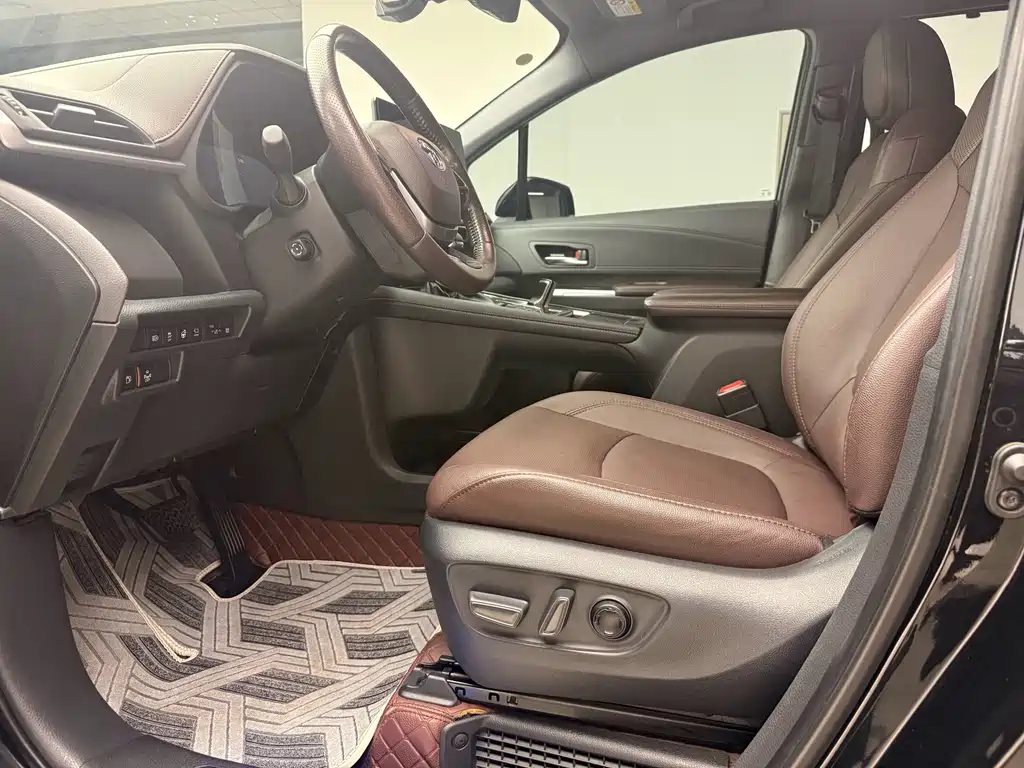 Toyota Sienna — миниатюра 18