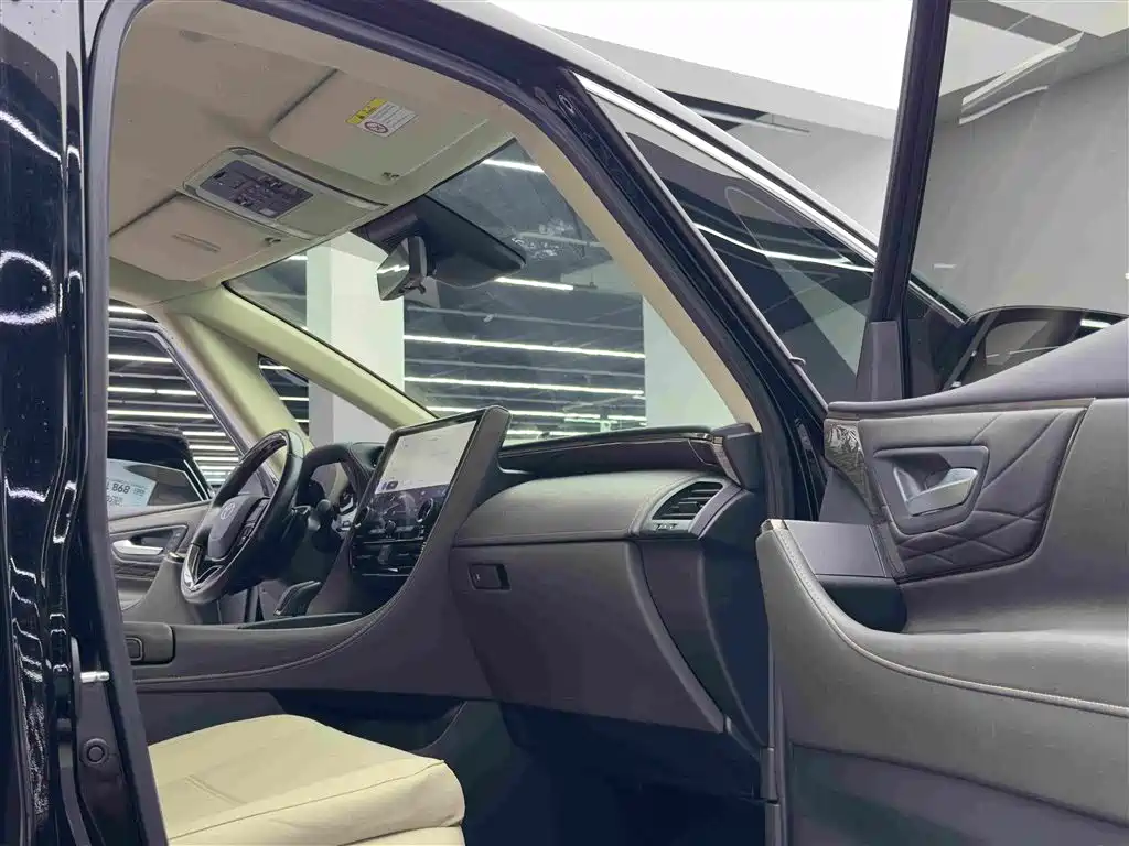 Toyota Alphard — миниатюра 9