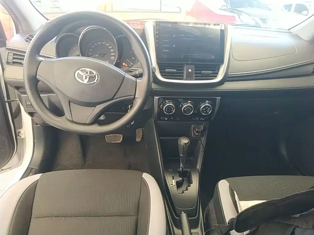 Toyota Yaris L — миниатюра 10