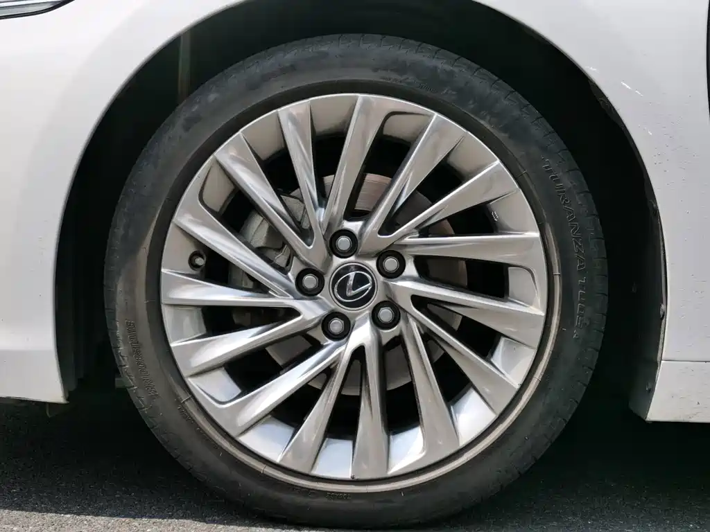 Lexus ES — миниатюра 8