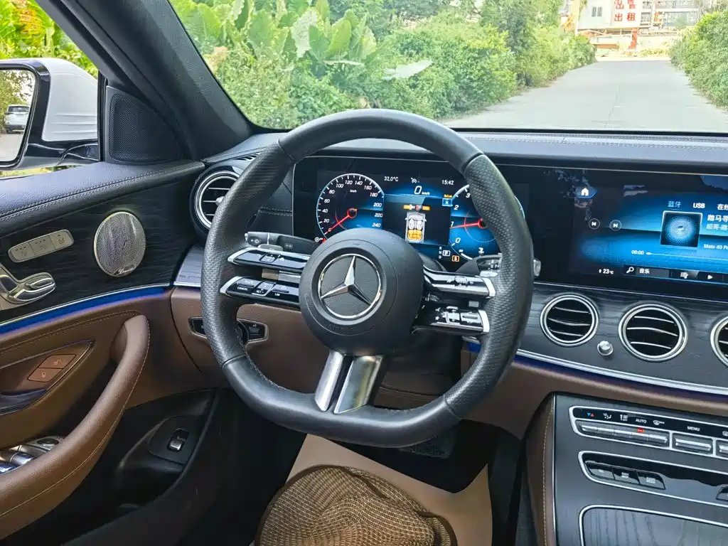 Mercedes-Benz E-Class — миниатюра 11