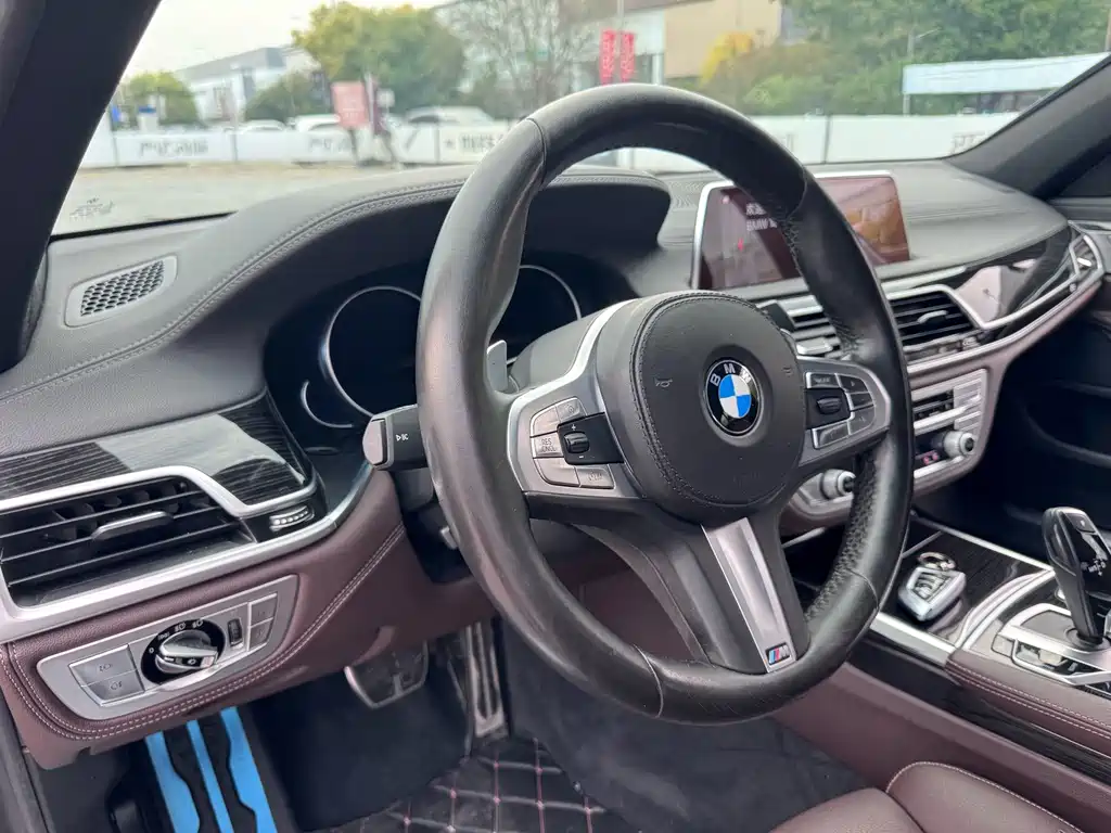BMW 7 Series — миниатюра 12