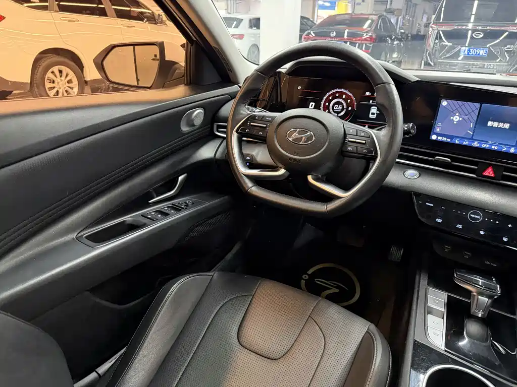 Hyundai Elantra — миниатюра 10