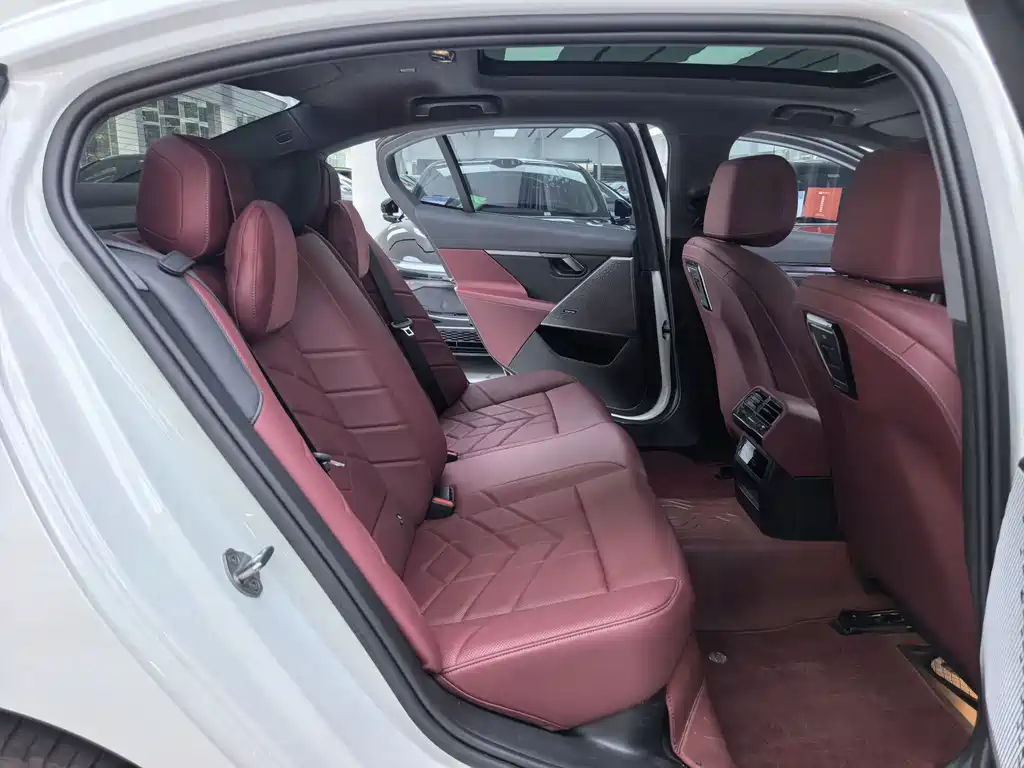 BMW 5 Series — миниатюра 11