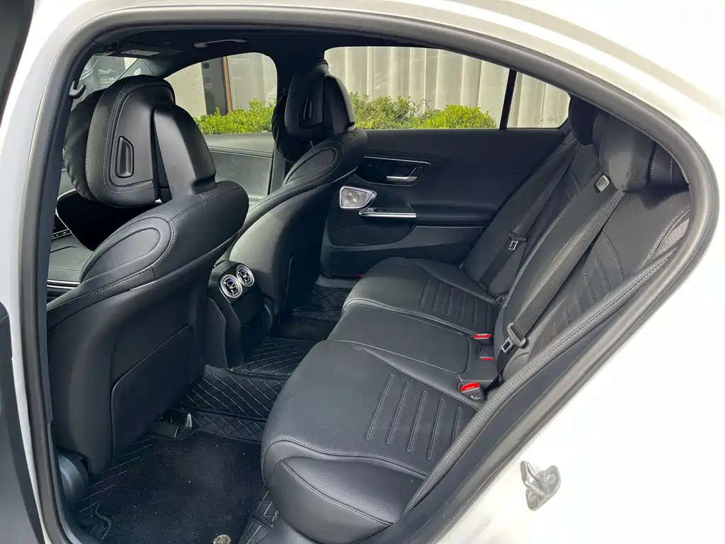 Mercedes-Benz C-Class — миниатюра 6