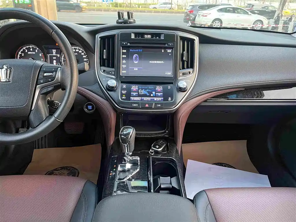 Toyota Crown — миниатюра 20