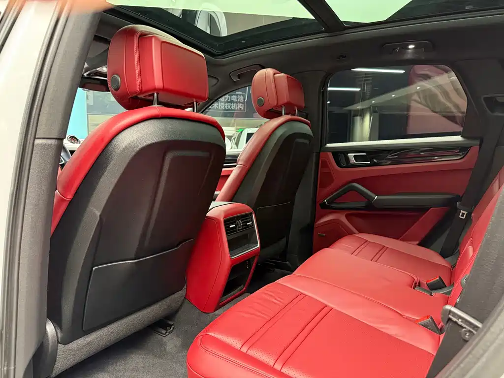 Porsche Cayenne — миниатюра 7