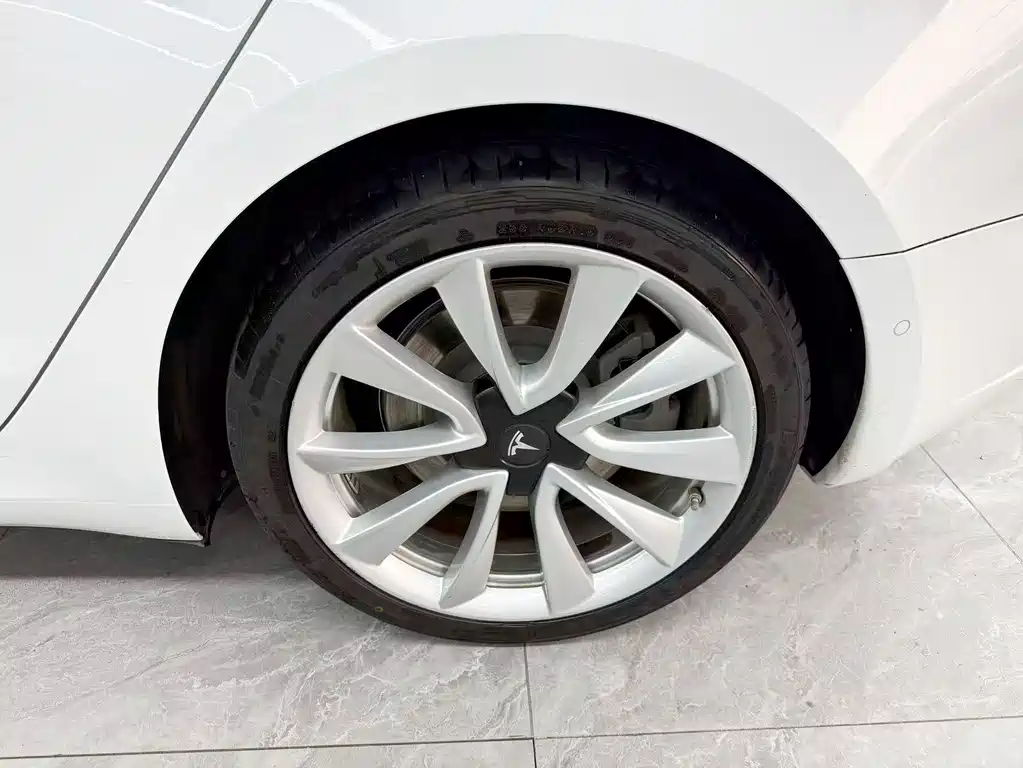 Tesla Model 3 — миниатюра 21