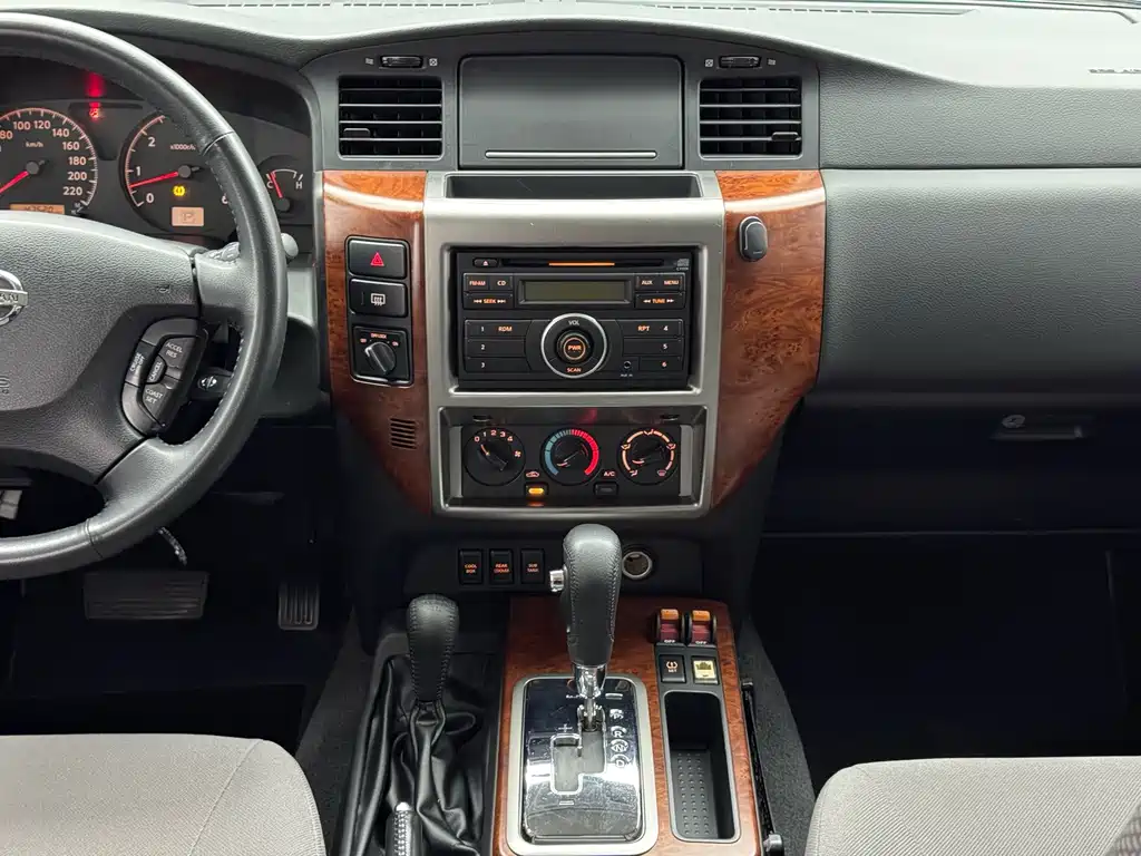 Nissan Patrol — миниатюра 18