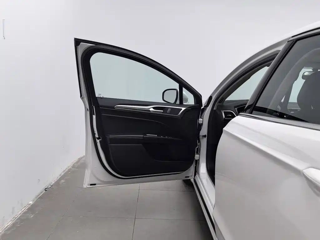 Ford Mondeo — миниатюра 8