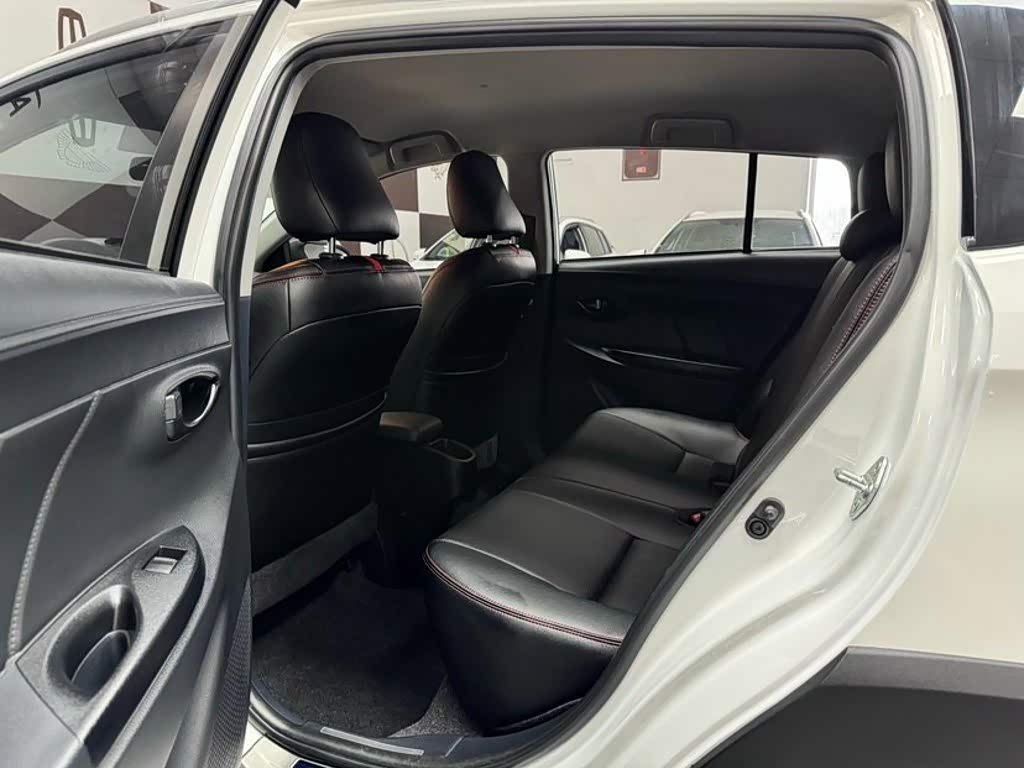Toyota YARiS L Zhi Xuan 1.5 л 2023 г. Белый, пробег 35000 км