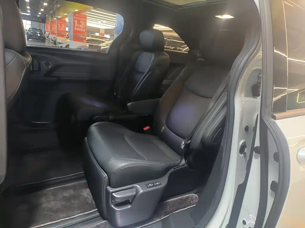 Toyota Sienna — миниатюра 17