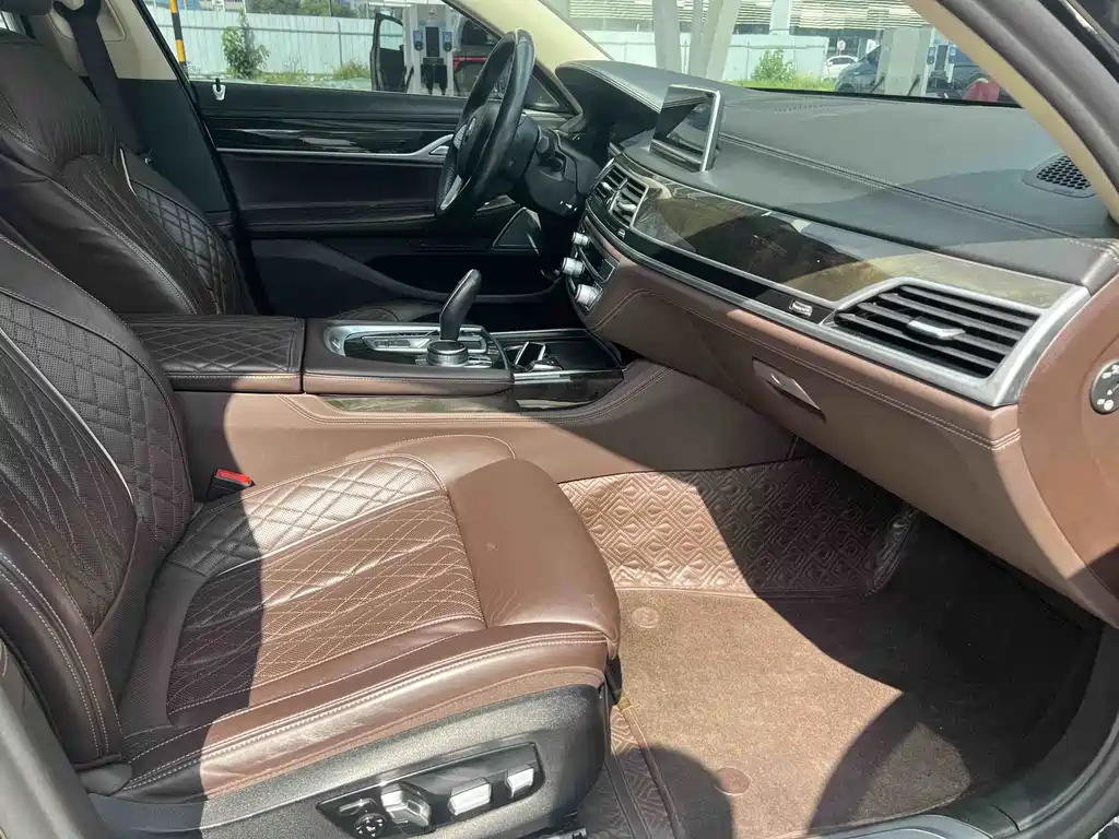 BMW 7 Series — миниатюра 6
