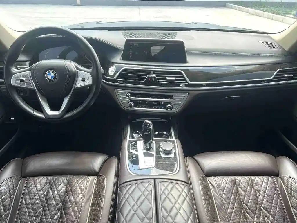 BMW 7 Series — миниатюра 8