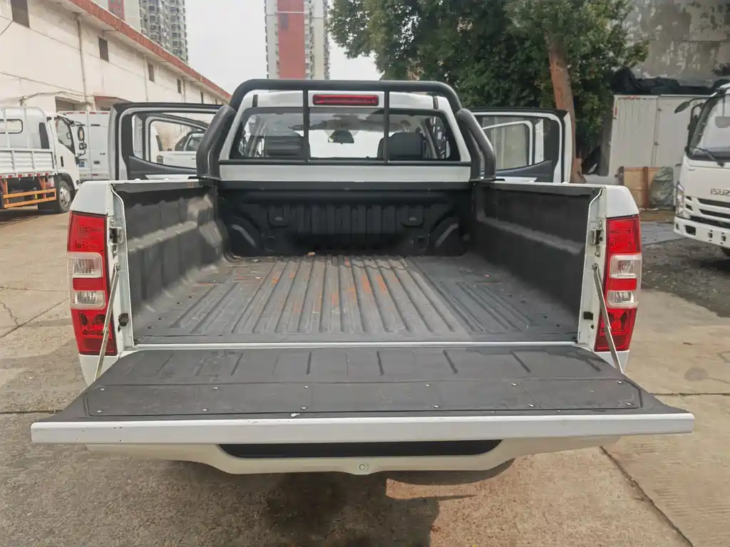 Isuzu RE-MAX 2025 2.4L MT Standard