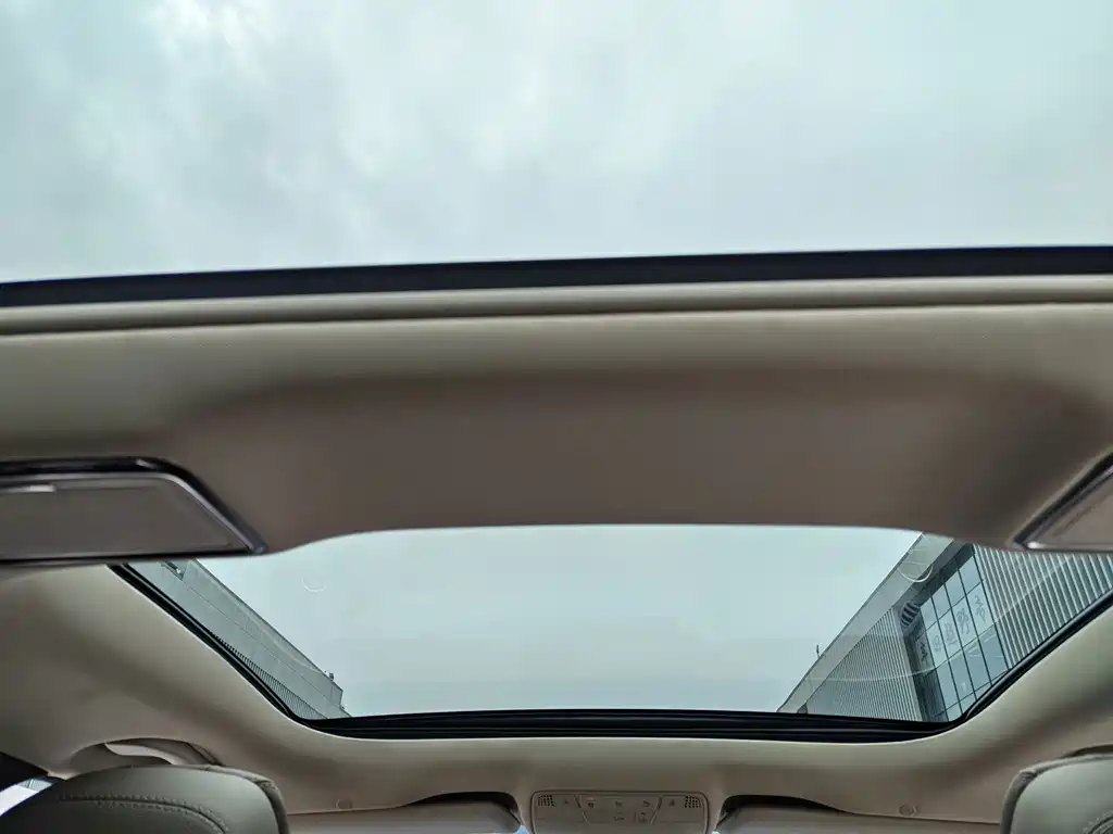 Mercedes-Benz E-Class — миниатюра 12