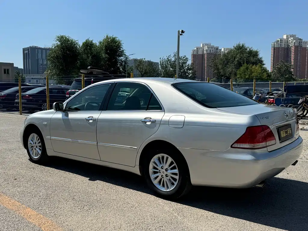 Toyota Crown — миниатюра 5