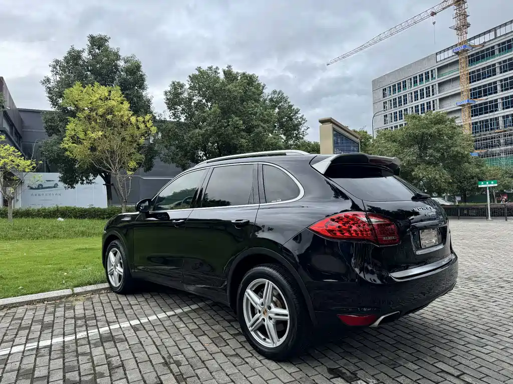 Porsche Cayenne — миниатюра 7