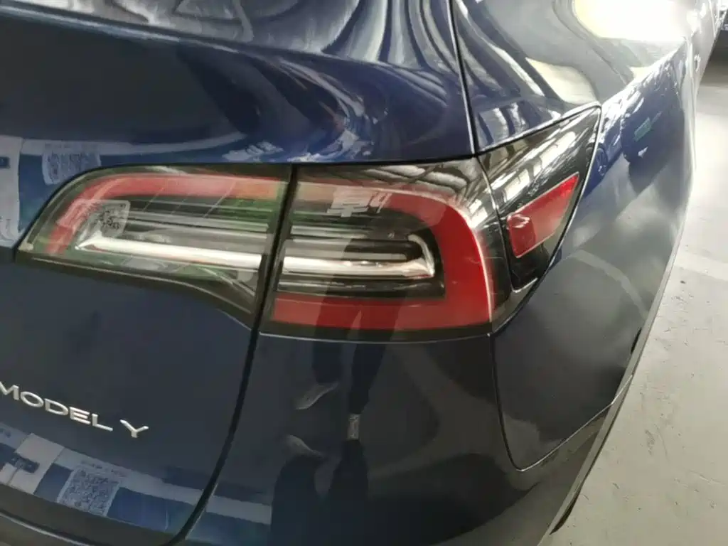 Tesla Model Y — миниатюра 8