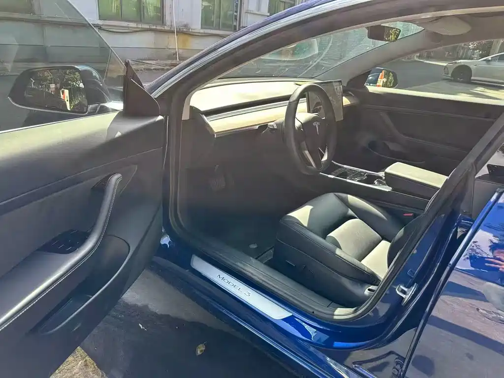 Tesla Model 3 — миниатюра 4