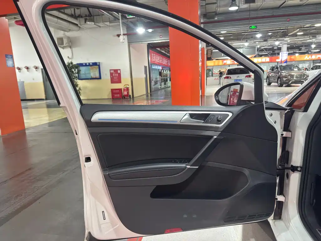 Volkswagen Golf EV — миниатюра 17
