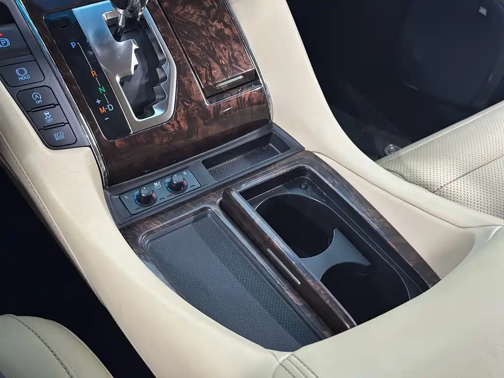 Toyota Alphard — миниатюра 12