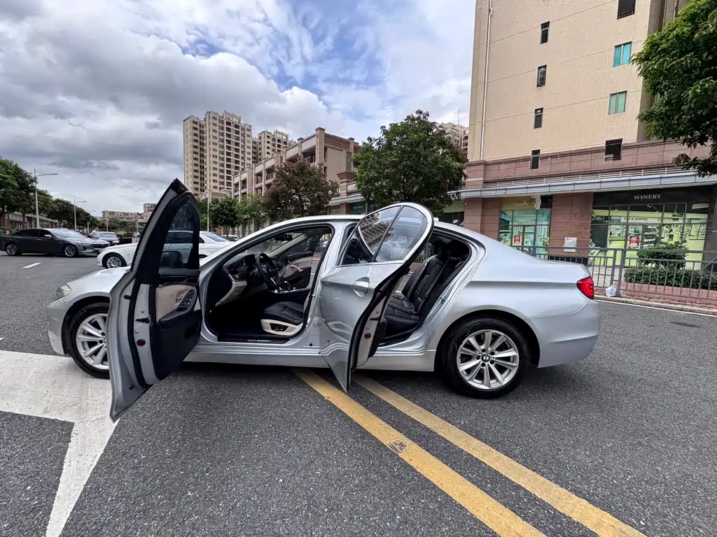BMW 5 Series — миниатюра 24