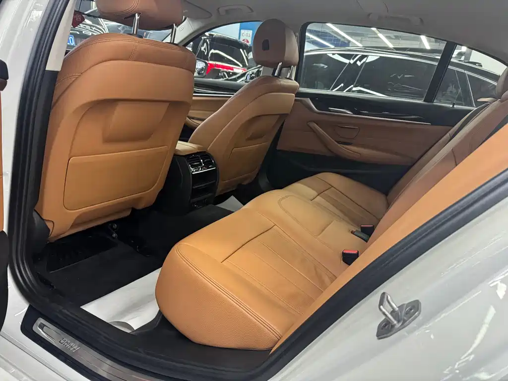 BMW 5 Series — миниатюра 10