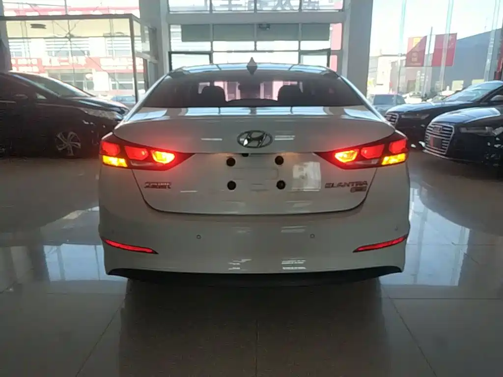 Hyundai Elantra — миниатюра 6