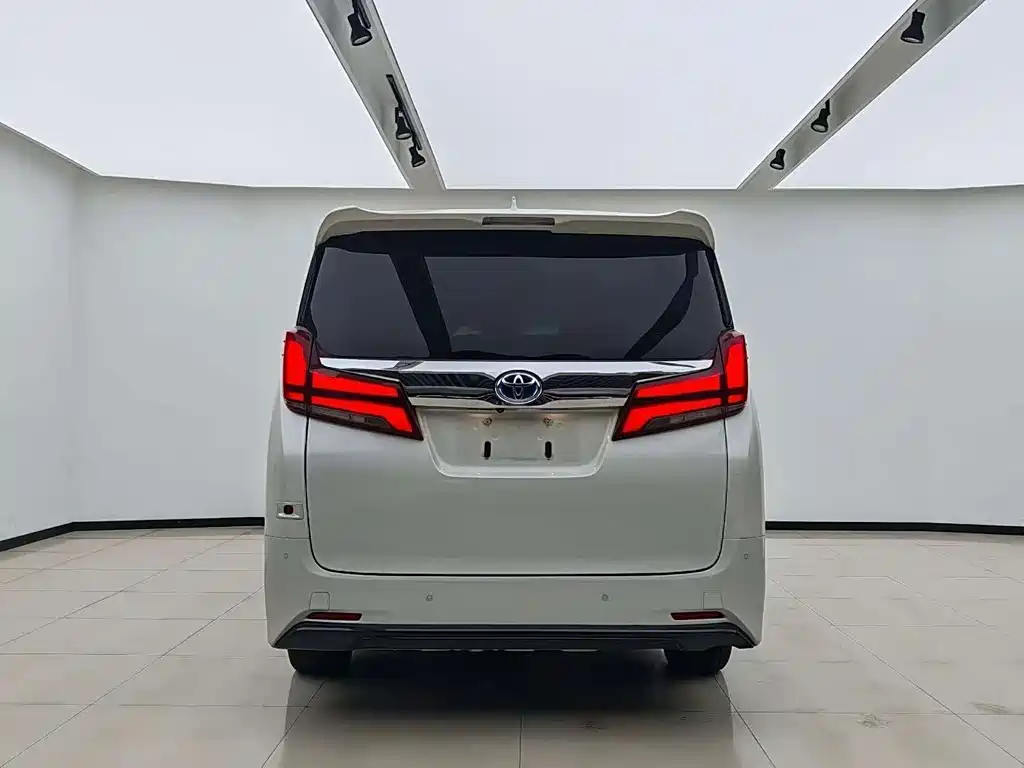 Toyota Alphard — миниатюра 10