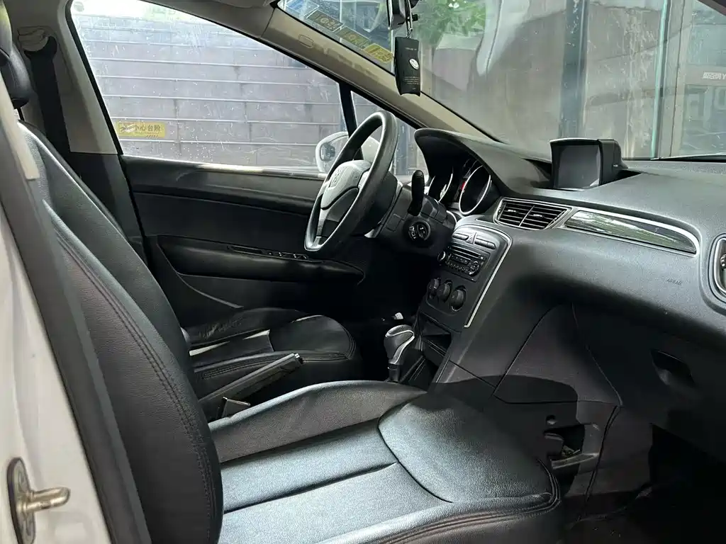 Peugeot 308 — миниатюра 6