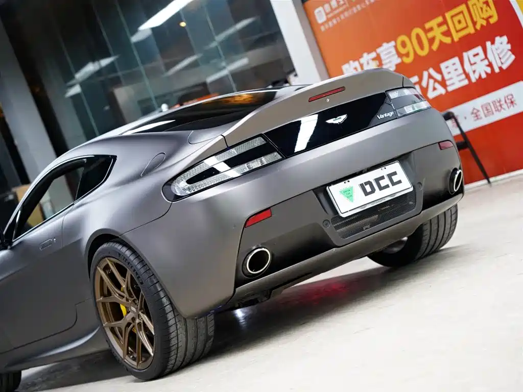 ASTON MARTIN V8 VANTAGE