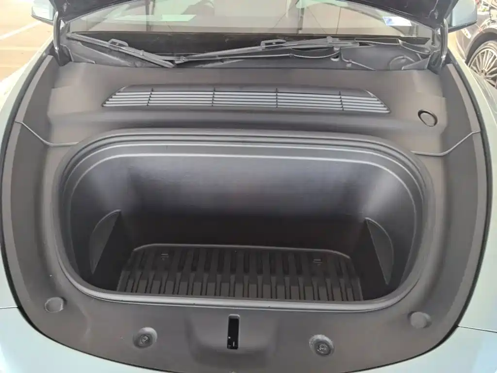 Tesla Model Y — миниатюра 20