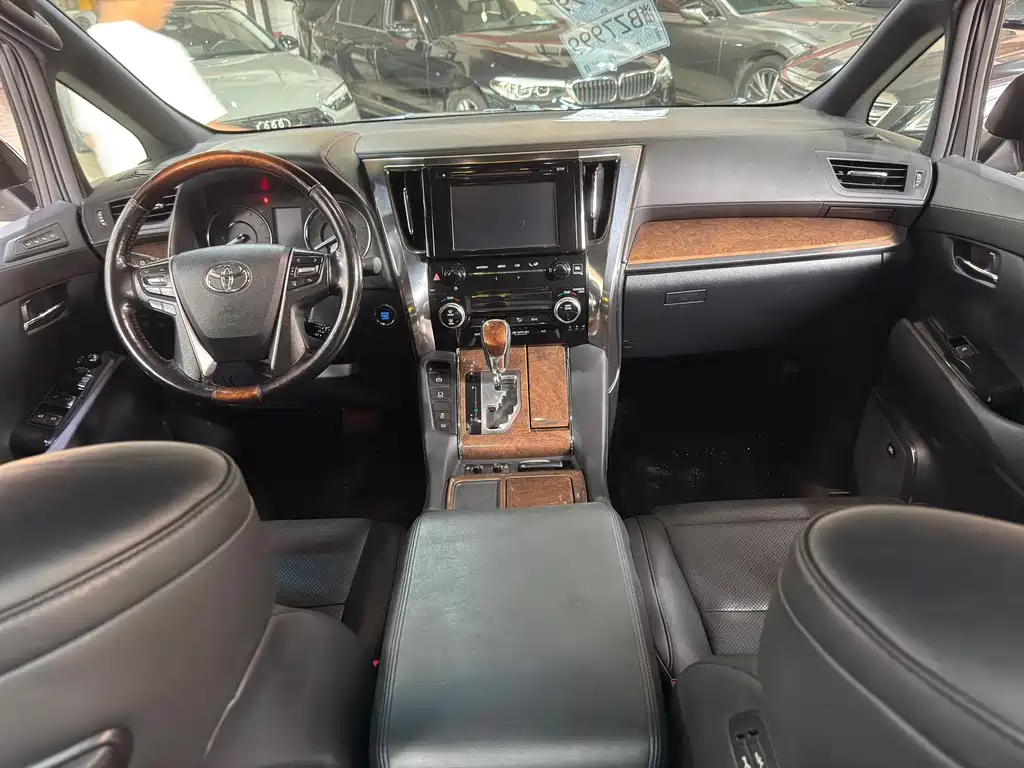 Toyota Alphard — миниатюра 6