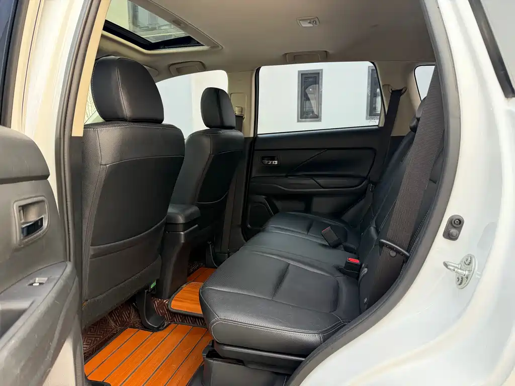 MITSUBISHI OUTLANDER