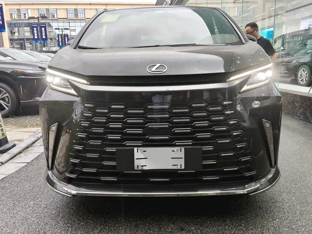 Lexus LM