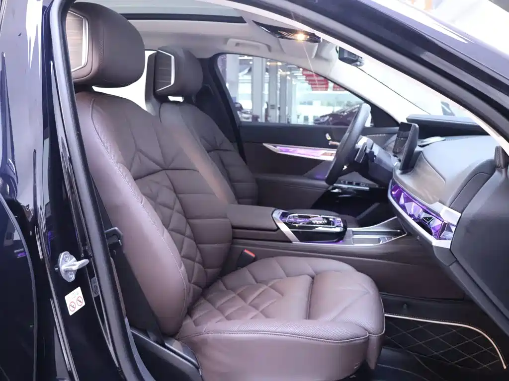 BMW 7 Series — миниатюра 21