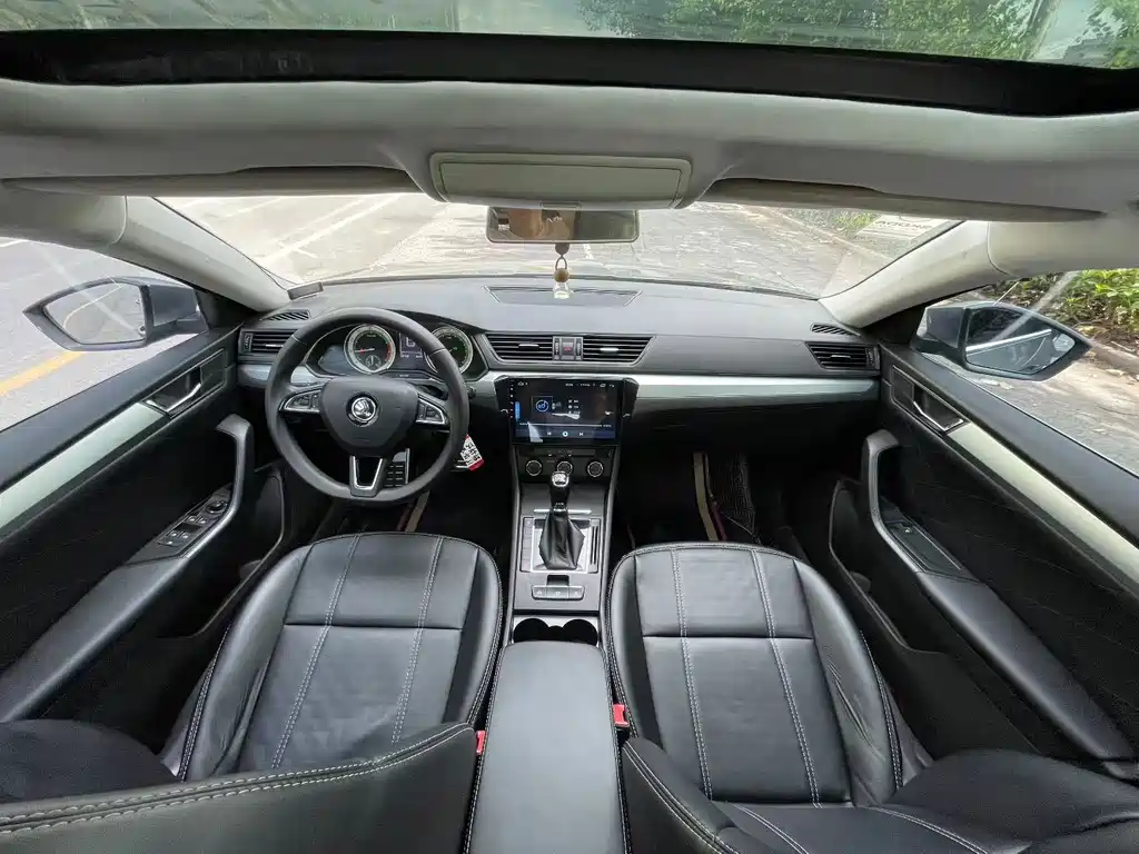 Skoda Superb — миниатюра 8