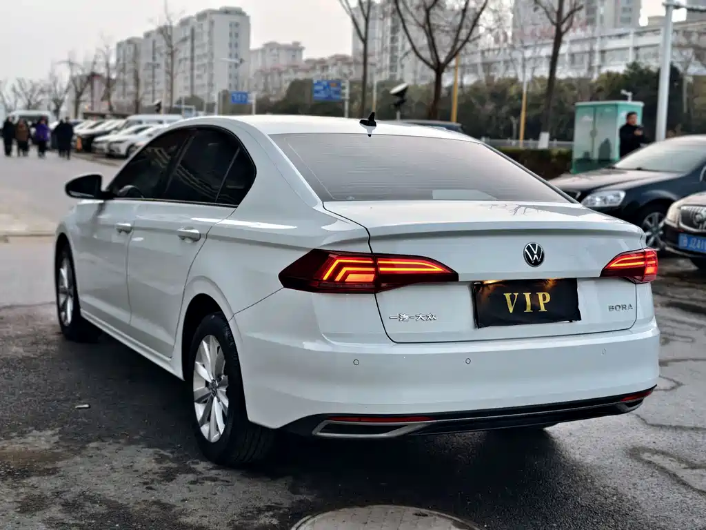 VOLKSWAGEN BORA