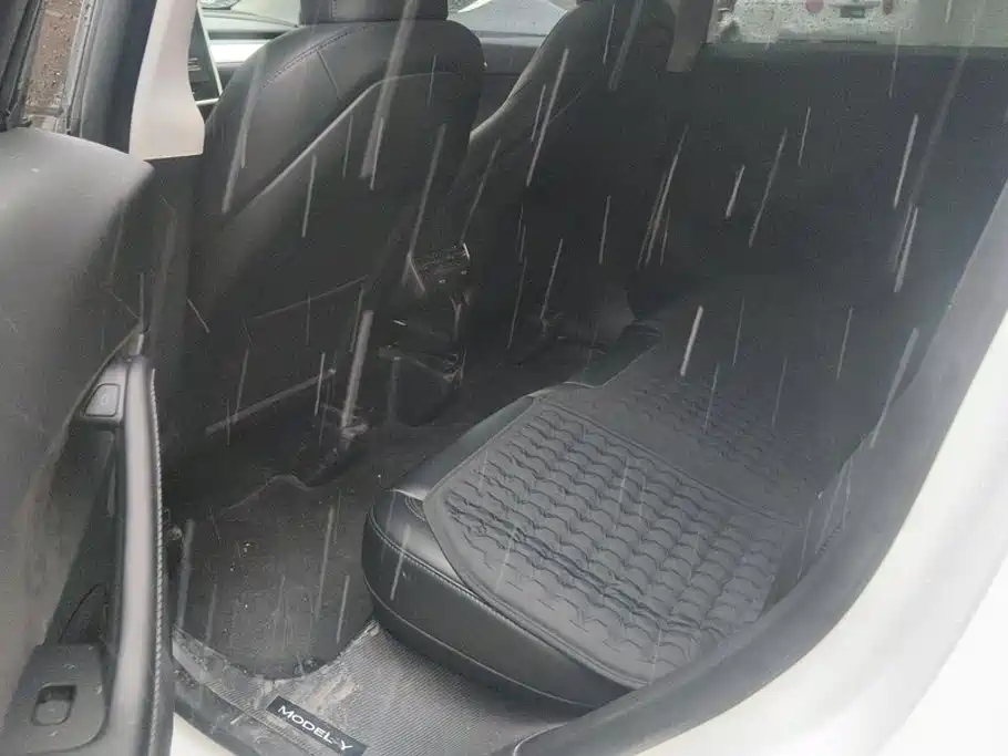 Tesla Model Y — миниатюра 11