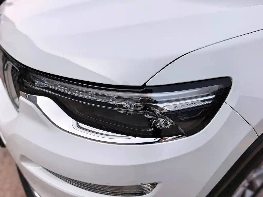 Jeep Grand Commander — миниатюра 8
