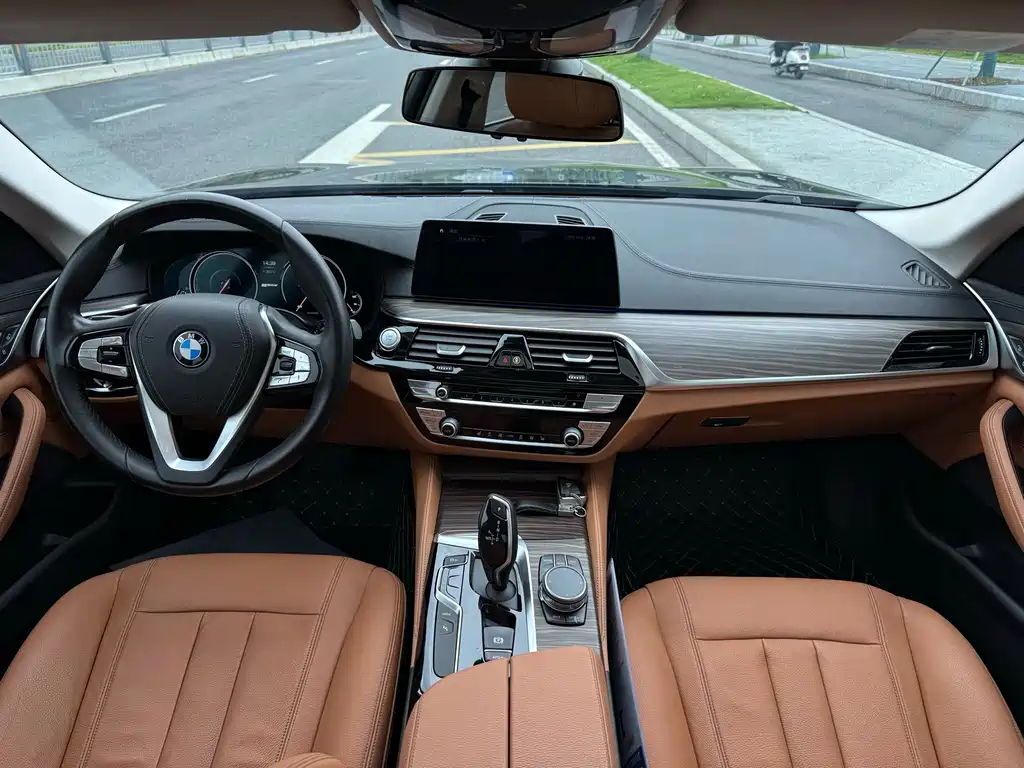 BMW 5 Series New Energy — миниатюра 7
