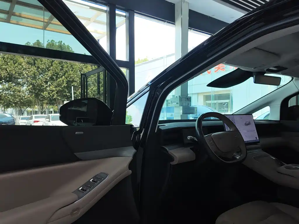 XPeng X9 — миниатюра 9