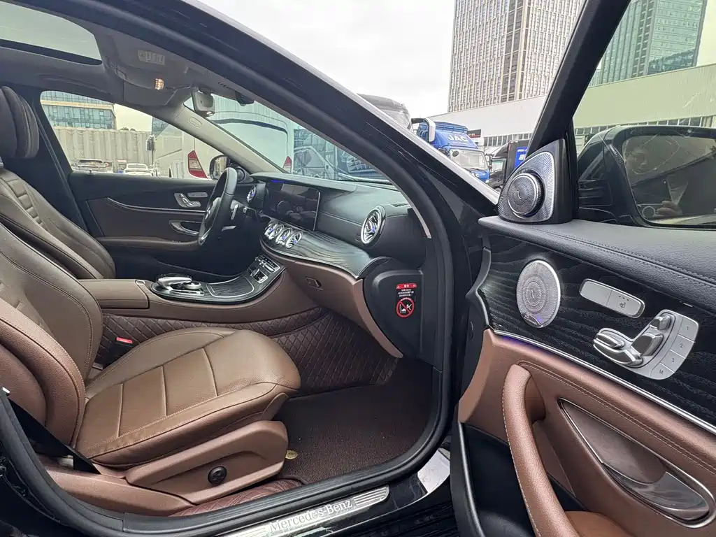 Mercedes-Benz E-Class — миниатюра 9